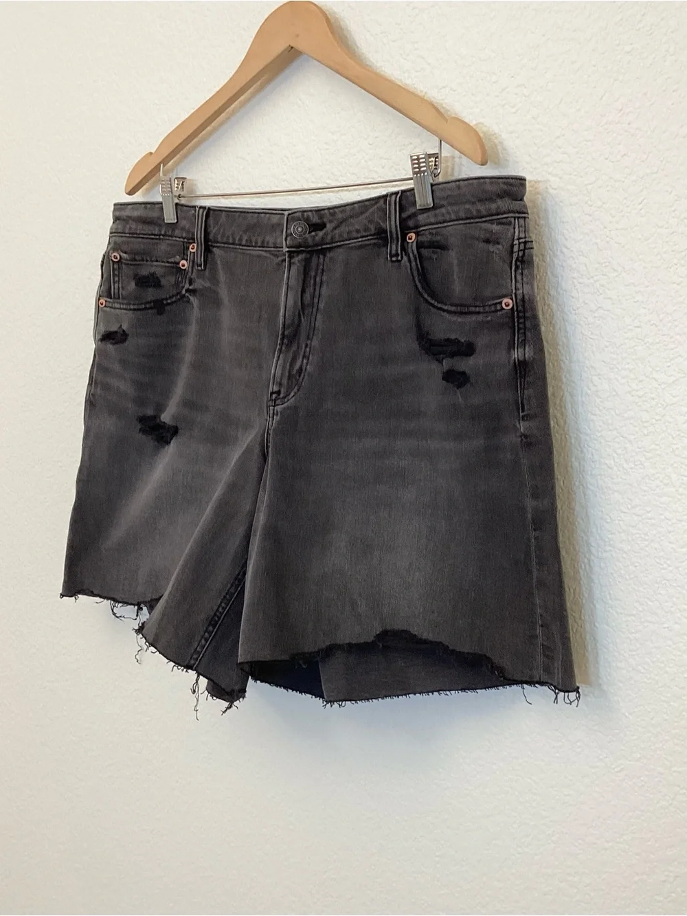 American Eagle 16 NWT Baggy Denim 8” Jort Women’s Faded Black Stretch 2025
